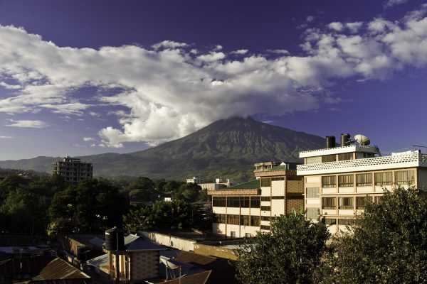 Blick auf den Mt. Meru von der Terasse des Jevas Hotels